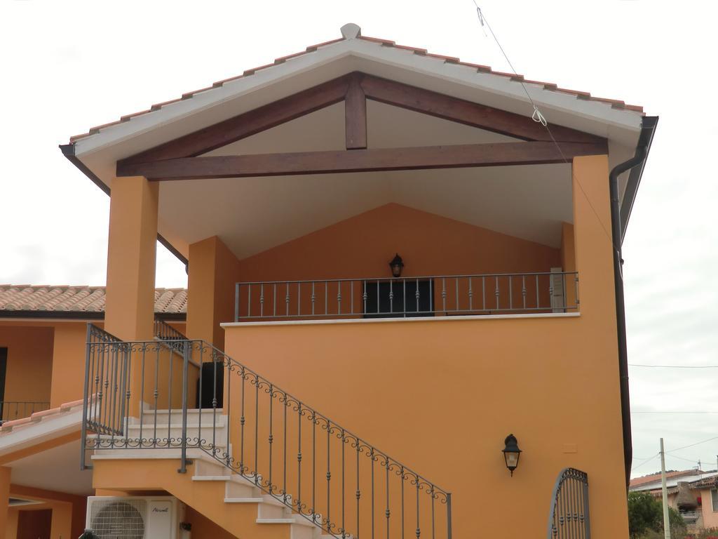 La Casa Felice Appartamenti Chia Esterno foto