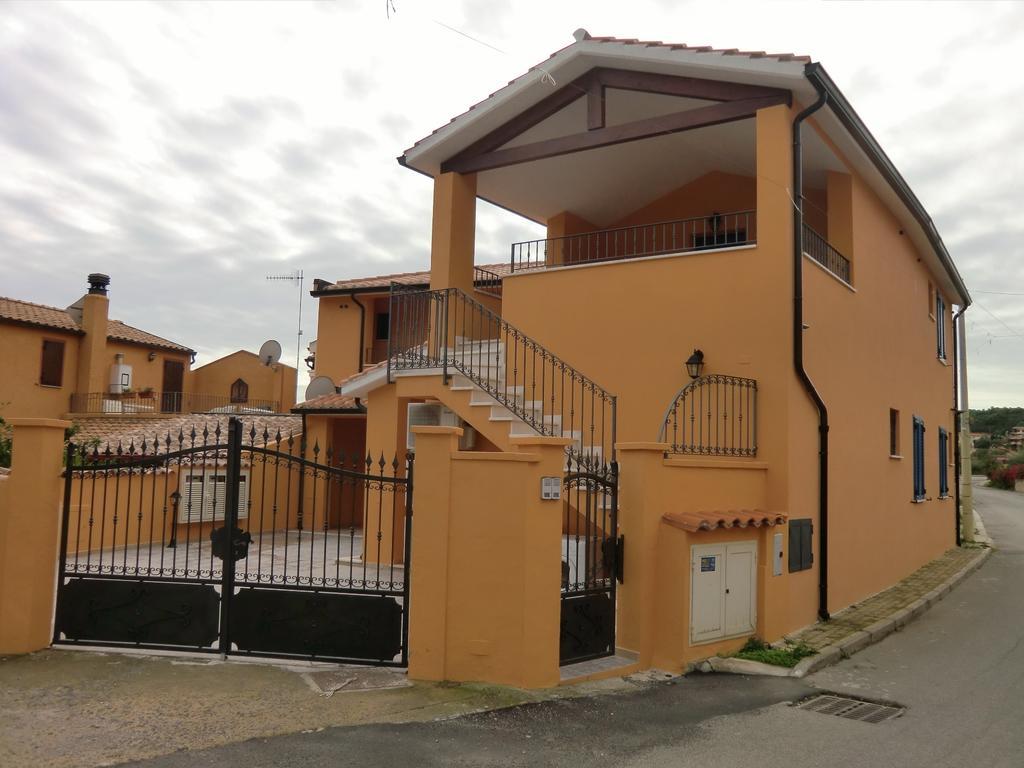 La Casa Felice Appartamenti Chia Esterno foto