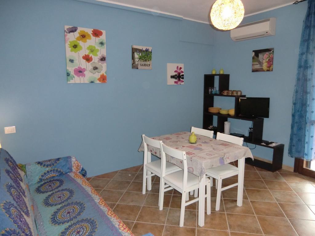 La Casa Felice Appartamenti Chia Camera foto