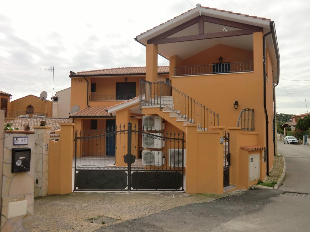 La Casa Felice Appartamenti Chia Esterno foto